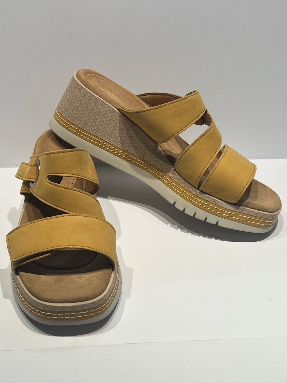 Clarks Kidiki Cove Yellow Nubuck Sz 9